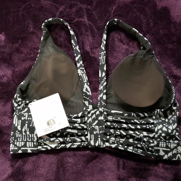 Victoria's Secret VSX Sports Bras - Picture 6 of 8